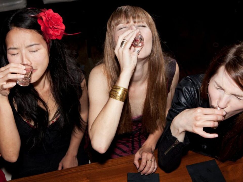 In order to overcome alcoholism, a woman should break relationships with drinking friends
